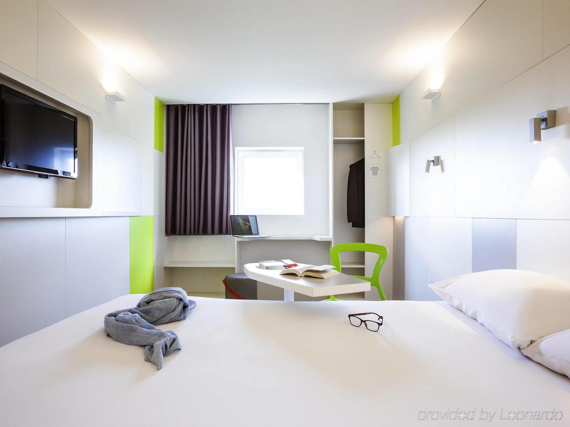 Отель Ibis Styles Paris Saint Ouen Экстерьер фото
